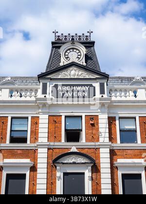 Londra, Regno Unito - 28 aprile 2025: The Archway Tavern è un pub storico situato in Navigator Square, Archway, North London. Foto Stock