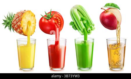 Set di quattro bicchieri per succo di frutta e succo fresco che viene versato dalla frutta nei bicchieri isolati su sfondo bianco. Foto Stock