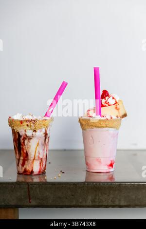 Frullati gourmet seduti al bancone del negozio di frullati Foto Stock