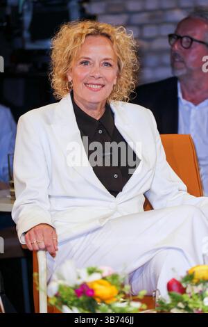 Katja Hannchen Leni Riemann deutsche Schauspielerin zu Gast in der Bremer Talkshow 3 nach 9 aus dem Studio von radio Bremen AM 25.04.2025 a Brema Brema Germania *** Katja Hannchen Leni Riemann attrice tedesca come ospite nel talk show di Brema 3 nach 9 dallo studio di radio Bremen il 25 04 2025 a Brema Germania Foto Stock