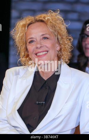 Katja Hannchen Leni Riemann deutsche Schauspielerin zu Gast in der Bremer Talkshow 3 nach 9 aus dem Studio von radio Bremen AM 25.04.2025 a Brema Brema Germania *** Katja Hannchen Leni Riemann attrice tedesca come ospite nel talk show di Brema 3 nach 9 dallo studio di radio Bremen il 25 04 2025 a Brema Germania Foto Stock