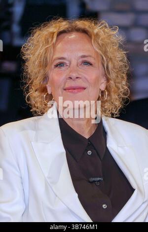 Katja Hannchen Leni Riemann deutsche Schauspielerin zu Gast in der Bremer Talkshow 3 nach 9 aus dem Studio von radio Bremen AM 25.04.2025 a Brema Brema Germania *** Katja Hannchen Leni Riemann attrice tedesca come ospite nel talk show di Brema 3 nach 9 dallo studio di radio Bremen il 25 04 2025 a Brema Germania Foto Stock