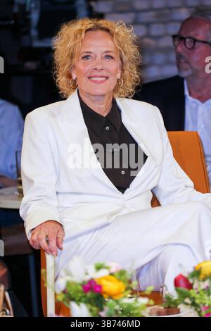 Katja Hannchen Leni Riemann deutsche Schauspielerin zu Gast in der Bremer Talkshow 3 nach 9 aus dem Studio von radio Bremen AM 25.04.2025 a Brema Brema Germania *** Katja Hannchen Leni Riemann attrice tedesca come ospite nel talk show di Brema 3 nach 9 dallo studio di radio Bremen il 25 04 2025 a Brema Germania Foto Stock