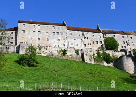 Die alte Herzogsstadt Burghausen ist die einwohnerstärkste Stadt im oberbayerischen Landkreis Altötting. Die Gemeinde liegt an der Salzach, Die hier Die Grenze zu Österreich bildet. Auf einem Höhenzug über der Altstadt erstreckt sich die Burg zu Burghausen, die mit 1051 Meter Länge die längste Burganlage der Welt ist. Im späten Mittelalter War Burghausen eine wichtige Nebenresidenz der bayerischen Herrscher. Burghausen gehört zur Tourismusregion Inn Salzach. *** L'antica città ducale di Burghausen è la città più popolosa del distretto dell'alta Baviera di Altötting in cui si trova il comune Foto Stock