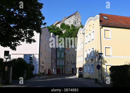 Die alte Herzogsstadt Burghausen ist die einwohnerstärkste Stadt im oberbayerischen Landkreis Altötting. Die Gemeinde liegt an der Salzach, Die hier Die Grenze zu Österreich bildet. Auf einem Höhenzug über der Altstadt erstreckt sich die Burg zu Burghausen, die mit 1051 Meter Länge die längste Burganlage der Welt ist. Im späten Mittelalter War Burghausen eine wichtige Nebenresidenz der bayerischen Herrscher. Burghausen gehört zur Tourismusregion Inn Salzach. *** L'antica città ducale di Burghausen è la città più popolosa del distretto dell'alta Baviera di Altötting in cui si trova il comune Foto Stock