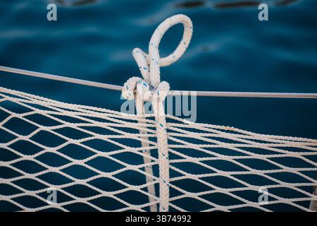 Nodo parafango. Funi per yacht a vela e nodi nautici. Dettagli sull'equipaggiamento della barca a vela. Trasporto d'acqua, viaggi marittimi a tema vacanza. Foto Stock