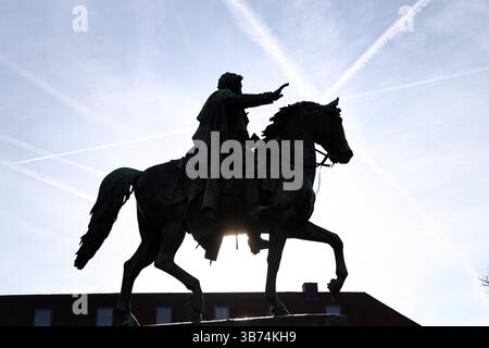 Weimar 30.04.2025, Weimar, Reiterstandbild Carl-August-Denkmal auf dem Platz der Demokratie *** Weimar 30 04 2025, Weimar, statua equestre Carl August Monument on the Platz der Demokratie Foto Stock