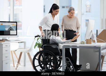 I colleghi fidati valgono il loro peso in oro. Ripresa completa di tre diverse donne d'affari che parlano mentre sono riunite intorno a una scrivania nella loro Foto Stock