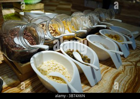 Colazione a buffet con cereali e cereali in vasetti e ciotole Foto Stock