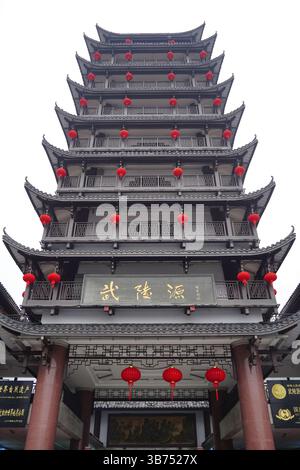 Magnifica Pagoda Cinese con Lanterne all'ingresso dell'area panoramica di Wulingyuan, Zhangjiajie, Cina Foto Stock