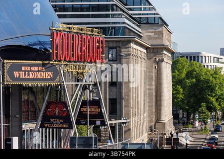 Il Musical Dome e l'edificio per uffici "Neue Direktion" in via Konrad-Adenauer-Ufer, sede dell'Agenzia europea per la sicurezza aerea (AESA Foto Stock