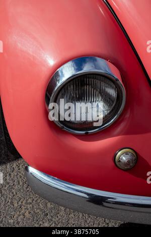 Dettaglio luce anteriore con scarabeo VW classico Foto Stock