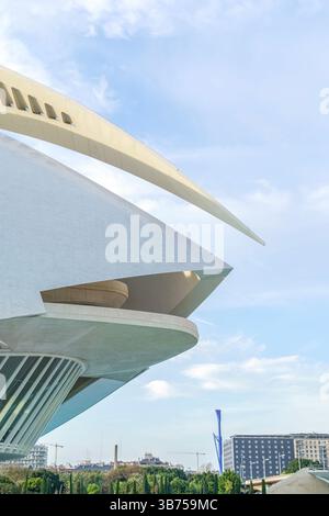 Dettagli architettonici città delle Arti e delle Scienze, Teatro dell'Opera. Di fronte all'edificio Ciutat de les Arts i les Ciencies con l'arco moderno del Palazzo delle Arti Foto Stock