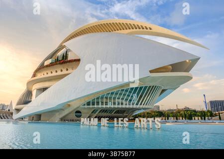 Città architettonica delle Arti e delle Scienze, Teatro dell'Opera. Ora del tramonto, fronte dell'edificio Ciutat de les Arts i les Ciencies con Palazzo delle Arti moderne Foto Stock