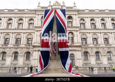 Westminster Londra, Regno Unito. 5 maggio 2025. Whitehall si sta preparando per la parata militare a Londra in vista del 80° anniversario del VE Day. Crediti: Xiu Bao/Alamy Live News Foto Stock