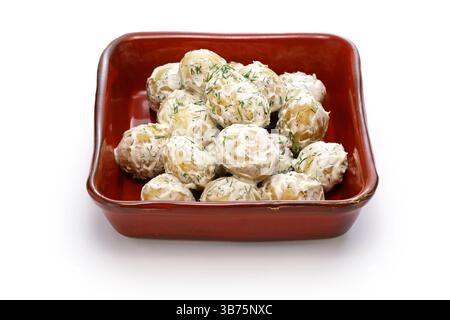 Patate novelle condite con aneto e panna acida, piatto svedese che celebra la metà dell'estate. Foto Stock