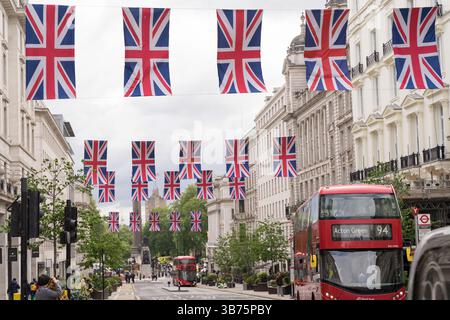 Westminster Londra, Regno Unito. 5 maggio 2025. Whitehall si sta preparando per la parata militare a Londra in vista del 80° anniversario del VE Day. Crediti: Xiu Bao/Alamy Live News Foto Stock