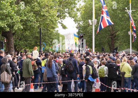 Westminster Londra, Regno Unito. 5 maggio 2025. Whitehall si sta preparando per la parata militare a Londra in vista del 80° anniversario del VE Day. Crediti: Xiu Bao/Alamy Live News Foto Stock