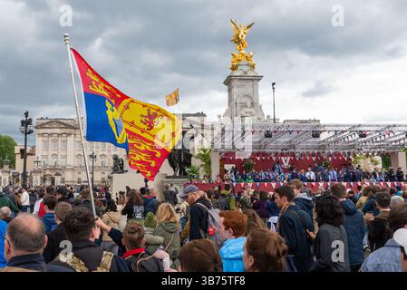The Mall, Westminster, Londra, Regno Unito. 5 maggio 2025. A Londra si stanno svolgendo eventi per segnare la fine della guerra in Europa. Il personale militare e altri partecipanti si riunirono in Parliament Square prima di sfilare oltre il Cenotafio a Whitehall e lungo il Mall verso Buckingham Palace. Persone affollate nel centro commerciale, pronte per il sorvolo della RAF e una vista della famiglia reale Foto Stock