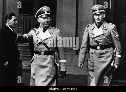 HEINRICH HIMMLER comandante delle SS tedesche lasciò l'Hotel Metropol a Vienna nel 1938 seguito da Reinhard Heydrich Foto Stock