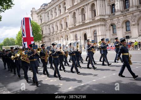 I membri della Royal Air Force Band marciano su Whitehall durante la parata militare per il 80 ° anniversario del VE Day (la fine ufficiale della guerra in Europa), il 5 maggio 2025, a Londra, Inghilterra. Foto Stock
