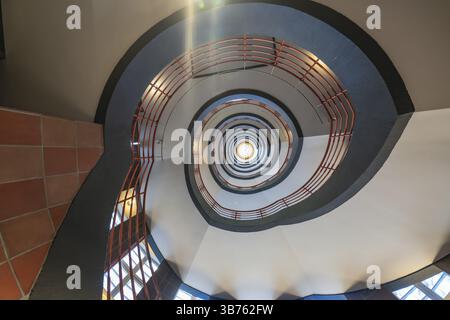 Vista dal basso attraverso una scala a chiocciola con banister rosse, SPRINKENHOF, Amburgo, Germania, Europa Foto Stock