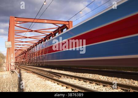 Il treno veloce sul vecchio ponte di ferro Foto Stock