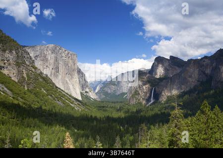La vista tipica della valle di Yosemite dal tunnel entrata della valle. Parco Nazionale di Yosemite in California Foto Stock