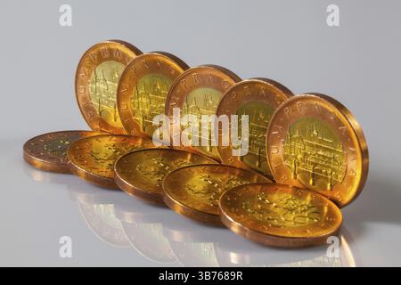 Monete ceche in piedi sul tavolo di vetro Foto Stock