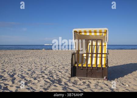 Tipica sedia da spiaggia sulla spiaggia di Ahlbeck. Ahlbeck è un distretto del comune di Heringsdorf sull'isola di Usedom sulla costa baltica Foto Stock