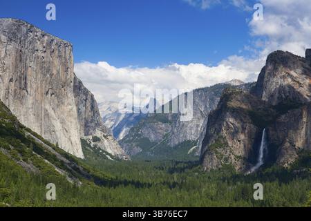 La vista tipica della valle di Yosemite dal tunnel entrata della valle. Parco Nazionale di Yosemite in California Foto Stock