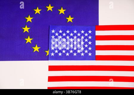 La bandiera degli Stati Uniti sullo sfondo della bandiera dell'Unione europea. Foto Stock