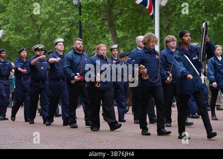 Membri delle forze armate cadetti e giovani in uniforme insieme a musicisti della Band of the Boys' and Girls' Brigade sfilano sul Mall durante una processione militare in occasione del 80° anniversario del VE Day, e in onore di coloro che hanno prestato servizio durante la seconda guerra mondiale, nel centro di Londra. Data foto: Lunedì 5 maggio 2025. Foto Stock