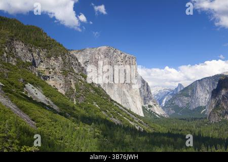La vista tipica della valle di Yosemite dal tunnel entrata della valle. Parco Nazionale di Yosemite in California Foto Stock
