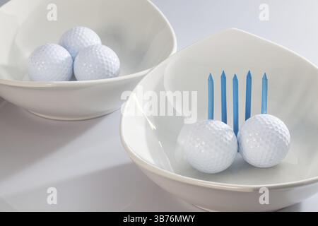 Due ceramiche bianche bocce e palline da golf Foto Stock