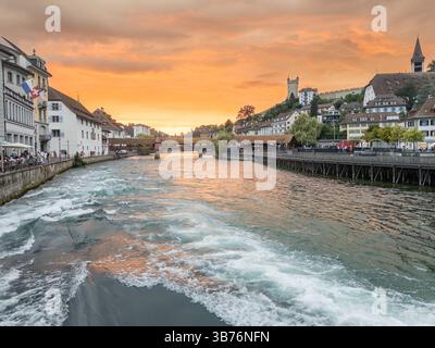 Splendido tramonto nella storica città medievale di Lucerna lungo il fiume Reuss Foto Stock