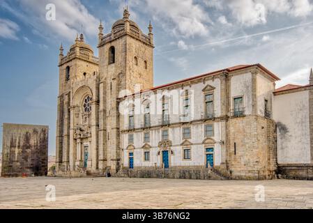 Esterno del XII secolo se do Porto o Cattedrale di Porto a Porto, Portogallo Foto Stock