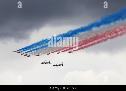 Londra, Regno Unito, 5 maggio 2025. Le frecce rosse sorvolano Buckingham Palace come parte delle commemorazioni per celebrare il 80° anniversario dal giorno del VE. Foto Stock