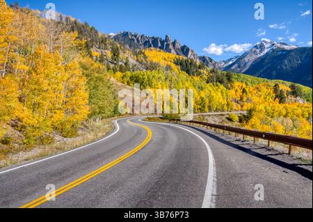 Strada tortuosa che attraversa le splendide montagne di San Juan in Colorado in autunno Foto Stock