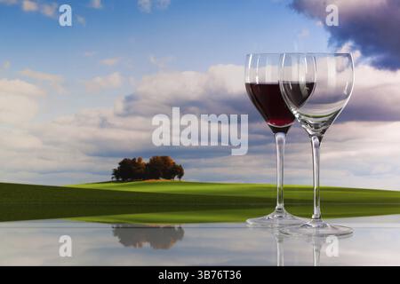 Paesaggio autunnale e bicchieri di vino con un bicchiere di vino rosso Foto Stock