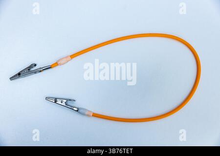 Cavo del connettore arancione di alta qualità con morsetti a coccodrillo per circuiti elettrici efficienti ed esperimenti in robotica ed elettronica per la casa e. Foto Stock