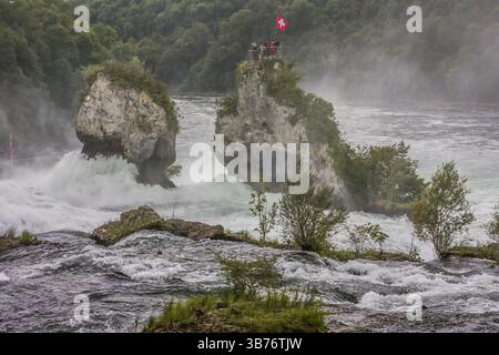 Cascate del Reno vicino a Sciaffusa con vista sulle isole rocciose appartenenti alla Svizzera, cascate del Reno Foto Stock