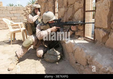 BATTAGLIA DI RAMADI 2006. L'American IST Armoured Division si posizionò per coprire due strade durante una pattuglia a piedi nell'agosto 2006 nella zona di Tameem della città irachena. Foto: US Air Force Tech. Sergente Jeremy T. Lock Foto Stock