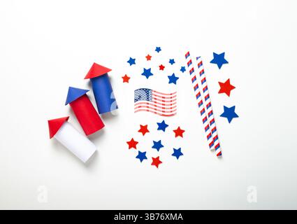 Vista dall'alto della bandiera e delle decorazioni patriottiche americane per il concetto celebrativo del 4 luglio dell'Independence Day degli Stati Uniti Foto Stock