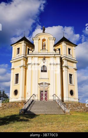 Chiesa sulla sommità del Makova hora Smolotely vicino villaggio nel distretto di Pribram, Repubblica Ceca. Il papavero Mountain (Makova hora) luogo di pellegrinaggio sull'h Foto Stock