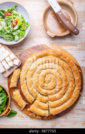 Spanakopita, torta di pasta fillo greca con ripieno di spinaci e feta Foto Stock