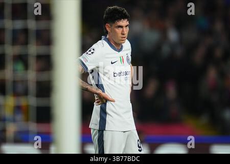 Barcellona, Spagna. 1° maggio 2025. Alessandro bastoni dell'Inter Milan durante la partita di UEFA Champions League, semifinali, prima tappa, tra FC Barcelona e Inter de Milan giocata allo stadio Lluis Companys il 30 2025 aprile a Barcellona in Spagna. (Foto di Bagu Blanco/Pressinphoto) credito: PRESSINPHOTO SPORTS AGENCY/Alamy Live News Foto Stock