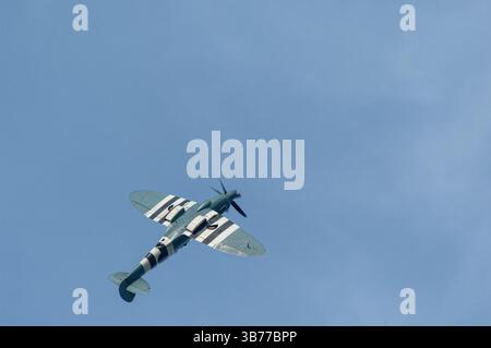 Il Supermarine Spitfire con registrazione PM631 vola al Royal Navy Day a Dartmouth 2007 Foto Stock
