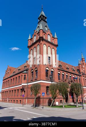 Municipio (Ratusz). Torre con cupola quadrangolare ricoperta da lanterna aperta con guglia. Lębork, Polonia Foto Stock