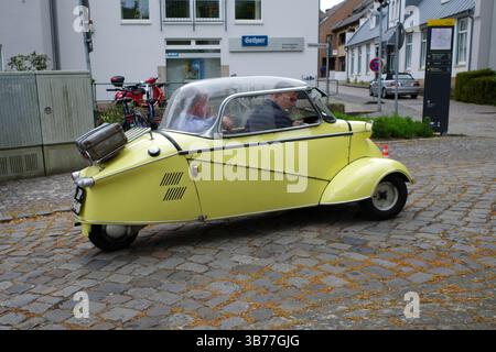 Bad Bentheim, Germania - 4 maggio 2025 Un simpatico Messersmitt Kabinenroller KR200 di 1958 anni si allontana dall'incontro di auto d'epoca a Bad Bentheim Foto Stock